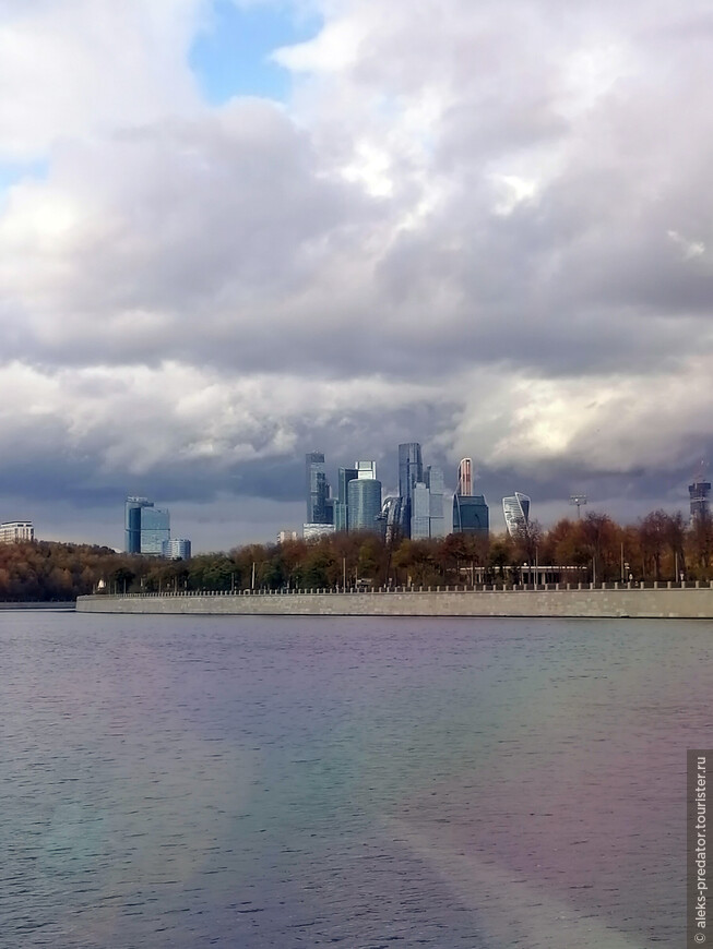 Москва-река и прохладная осенняя столица