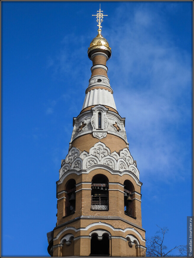 11 мая 1906 на шатровую колокольню высотой в 60 м подняли 1000-пудовый колокол, названный Отец Александр в память об умершем основателе Общества. 