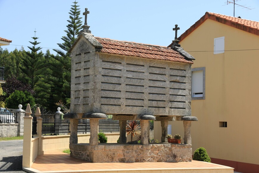 Традиционный галисийский амбар для хранения зерна - оррео