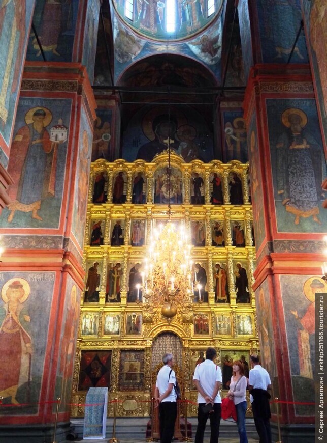 Смоленский собор (16  века) — жемчужина Новодевичьего монастыря в Москве