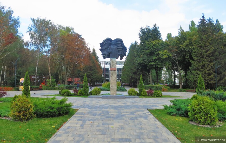 Памятник юному учителю был установлен в 1960-х,в 1986 его переделали в металле и установили напротив центрального входа.