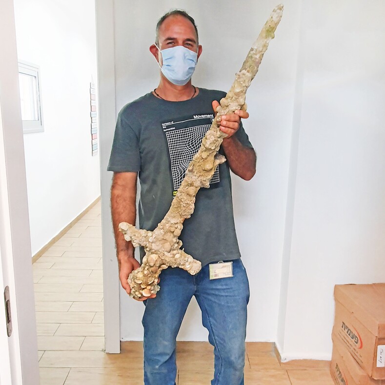 Редкая находка у берегов Израиля: аквалангист поднял со дна моря 900-летний меч рыцаря крестоносца
