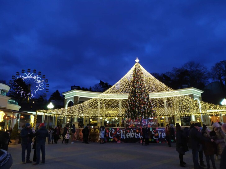 Новогодняя елка на Курортном проспекте Кисловодска