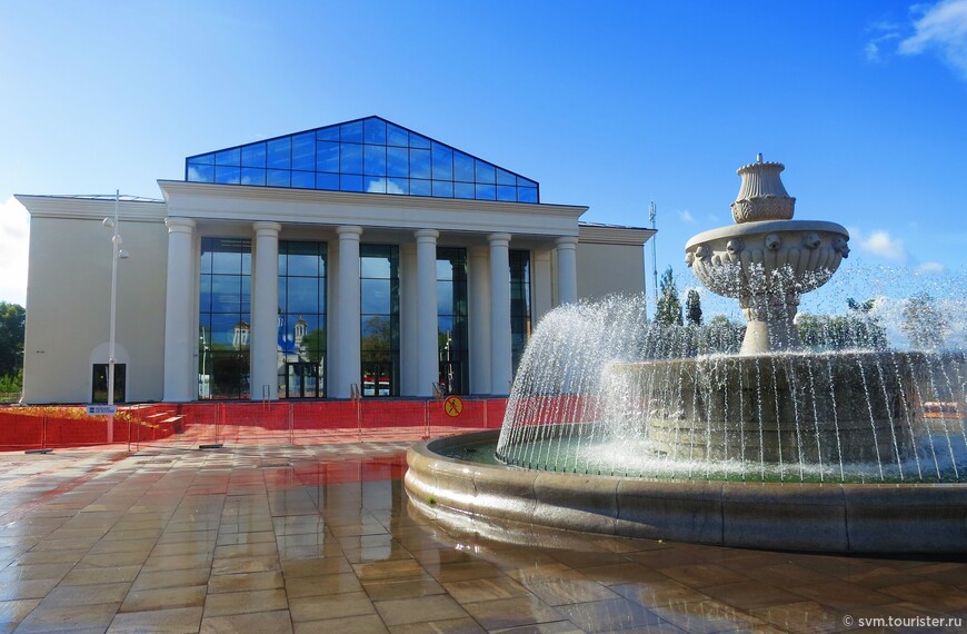 На площади им.И.Франценюка в 2008 году открылся реконструированный фонтан,за ним дворец культуры НЛМК.