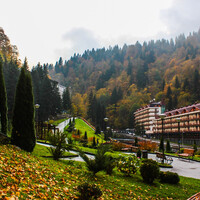 Парк вокруг гостиницы с тропинками и дорожками для гулянья.
Фото из интернета, автор Н.Харадзе