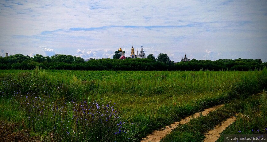 Вид на храмы Соборной площади с другого берега Москва реки.