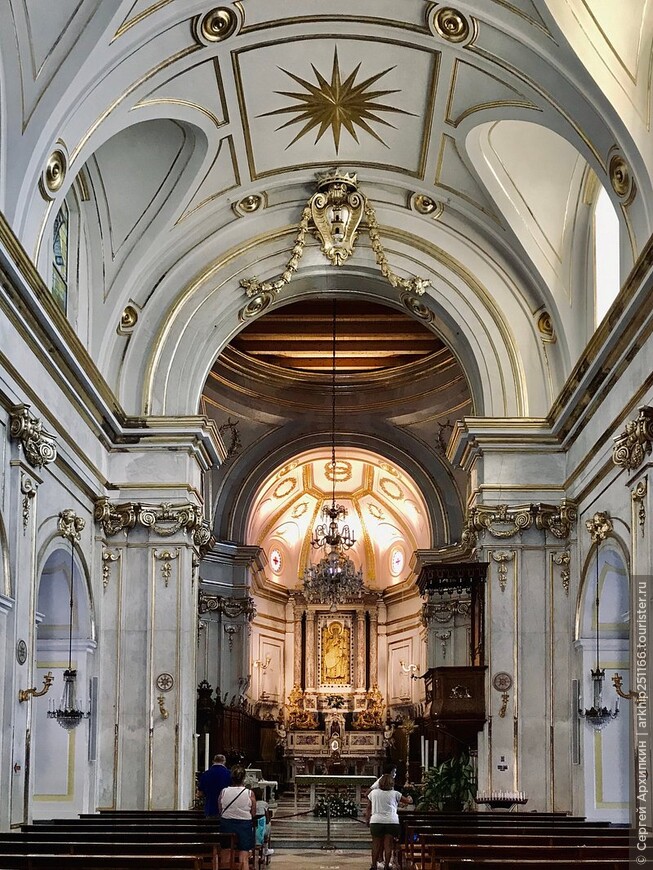 Церковь Санта Мария Ассунта в центре Позитано на побережье Амальфи