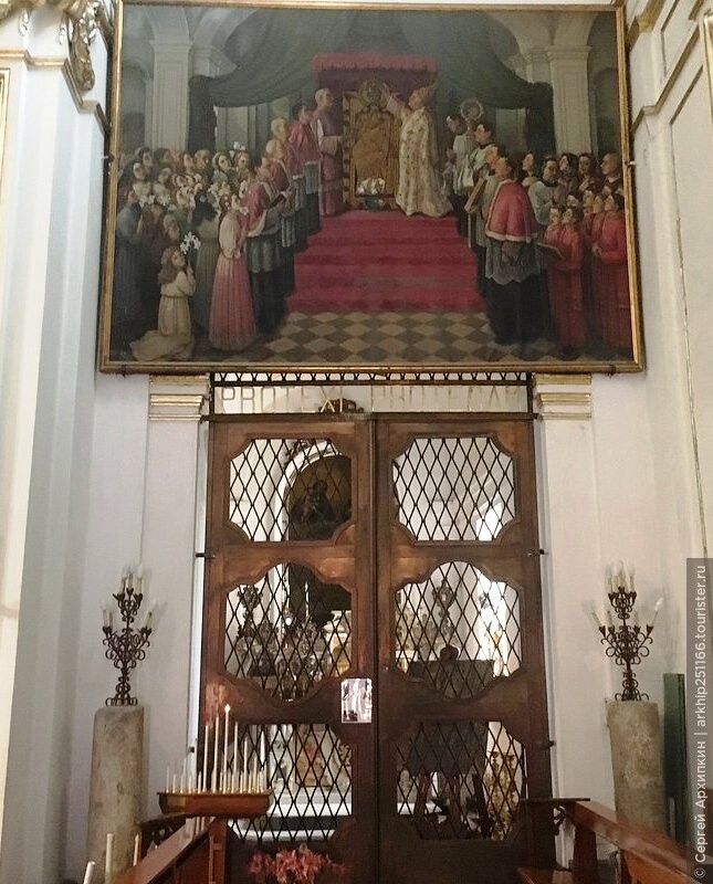 Церковь Санта Мария Ассунта в центре Позитано на побережье Амальфи
