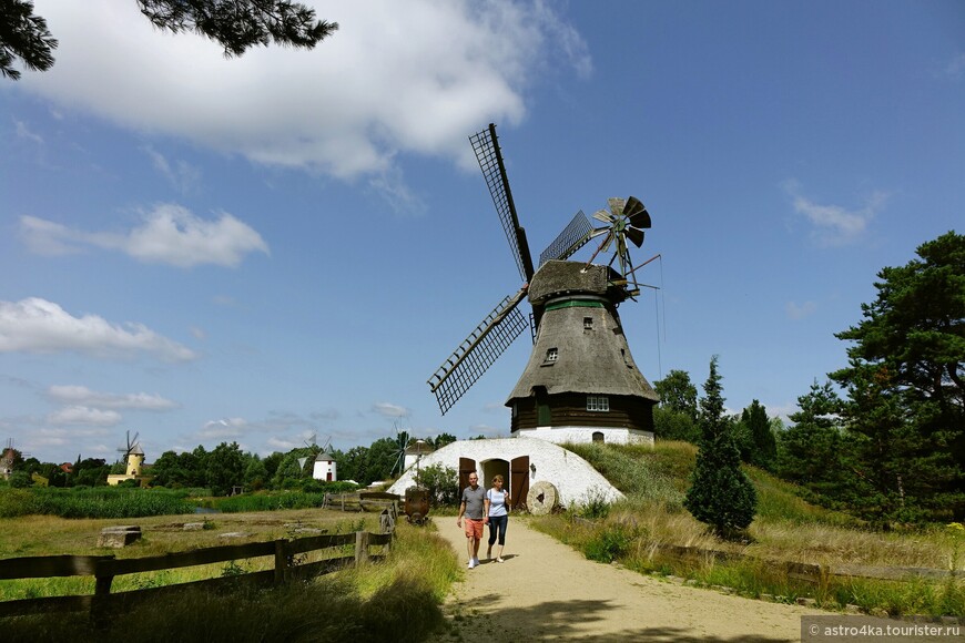 Необычна и эта, очень большая пятиэтажная ветряная мельница из Голландии, с великолепным музеем внутри: макетами деревень и различных мельниц, экспозицией быта, одежды... .