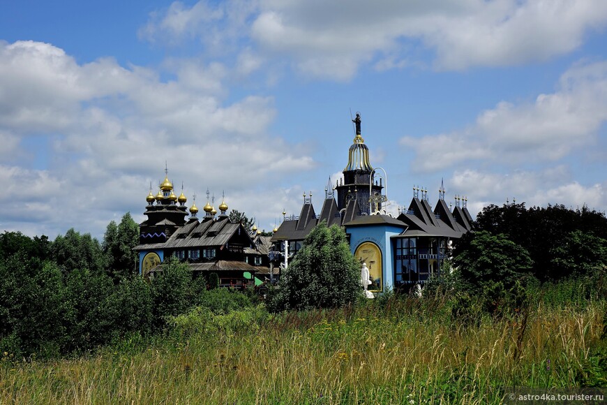 Вид на Дворец колоколов из парка Мельниц.