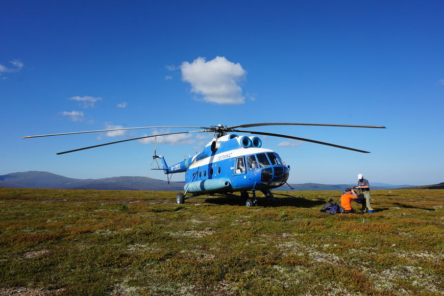 Вертолет на плато Маньпупунёр