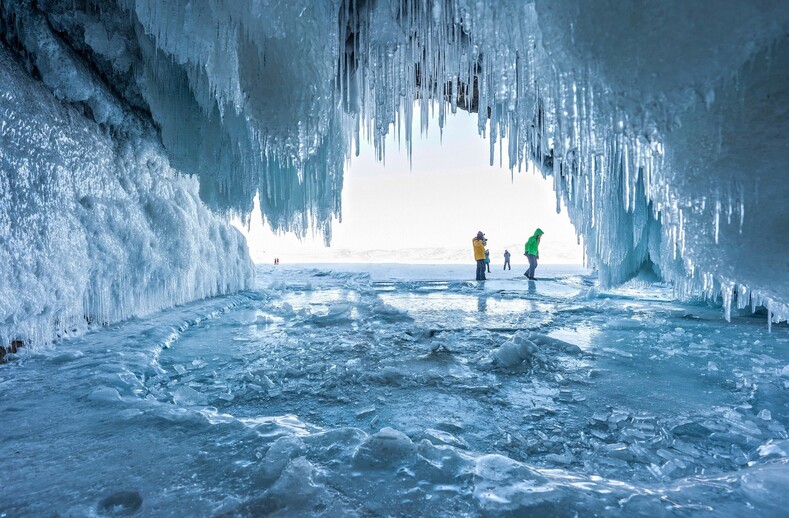 Гроты и пещеры зимнего Байкала
