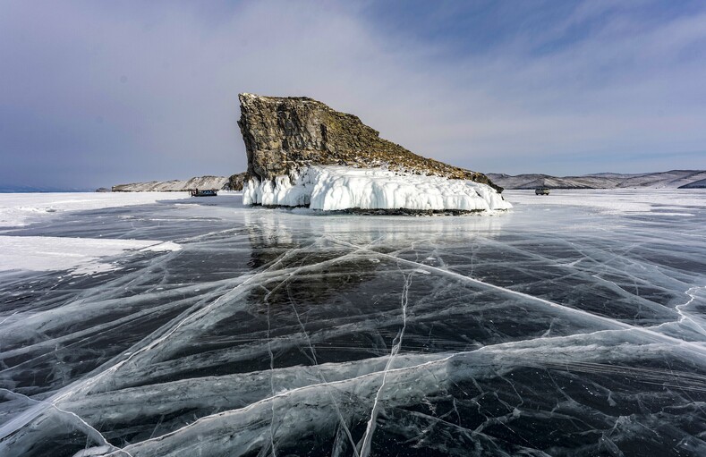 Прозрачный лёд Байкала