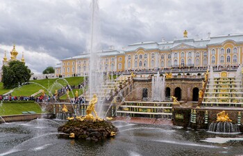 В Петергофе просят посетителей не бросать монетки в фонтаны