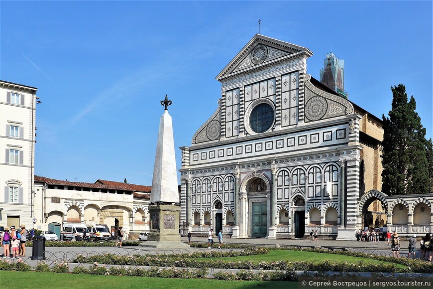 Главный фасад церкви Санта-Мария-Новелла и одноименная площадь перед ней. Флоренция, август 2018