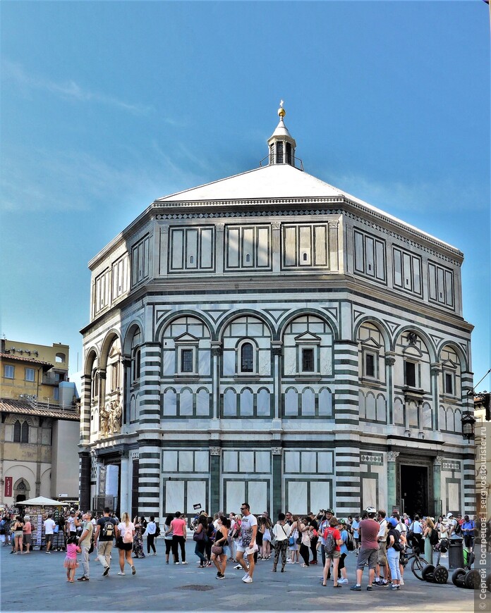 Баптистерий Сан-Джованни собора Дуомо во Флоренции. Август 2018