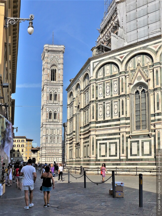 Колокольня Джотто (Campanile de Giotto) рядом с собором Санта Мария дель Фьоре во Флоренции. Август 2018