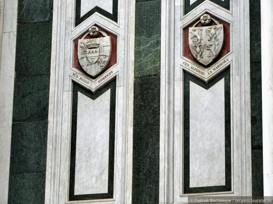 Фрагмент облицовочной панели на фасаде флорентийского Дуомо. Май 2014