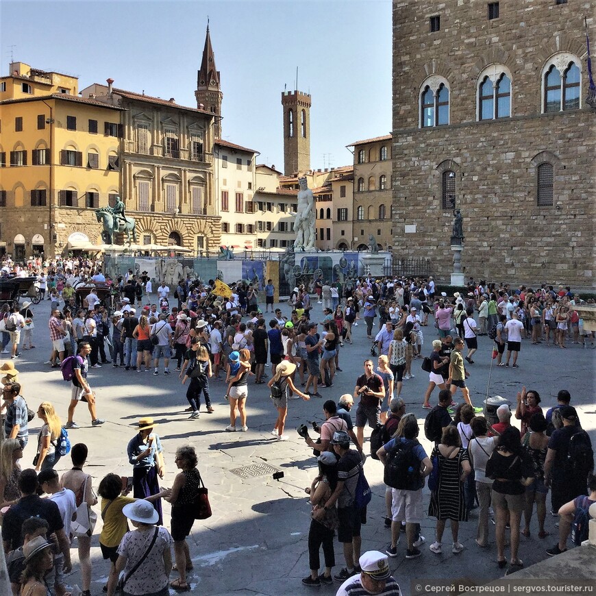 Вид на площадь Синьории от лоджии Ланци. Флоренция. август 2018