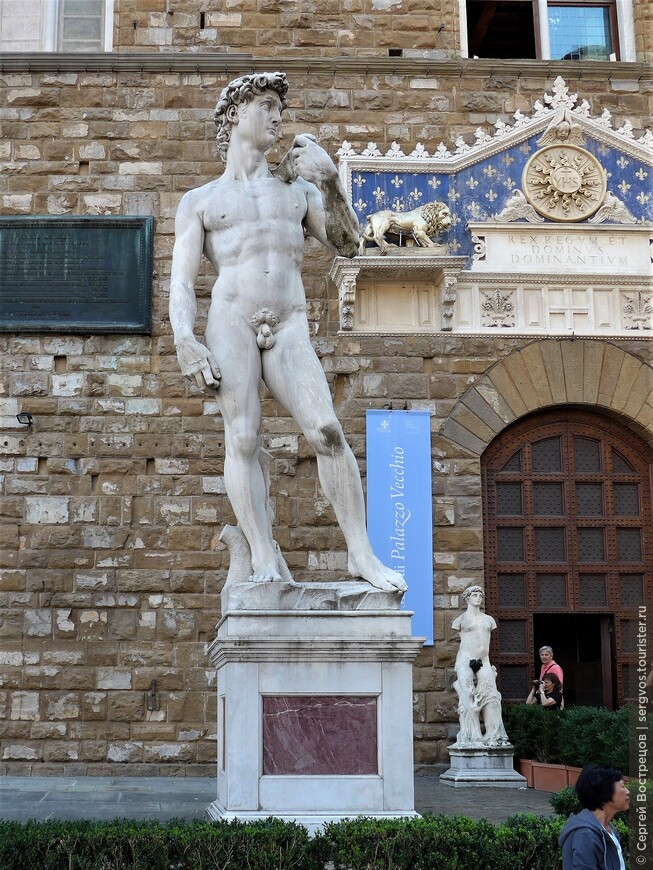 Микеланджело. «Давид». Мраморная копия в натуральную величину у входа в палаццо Веккьо.