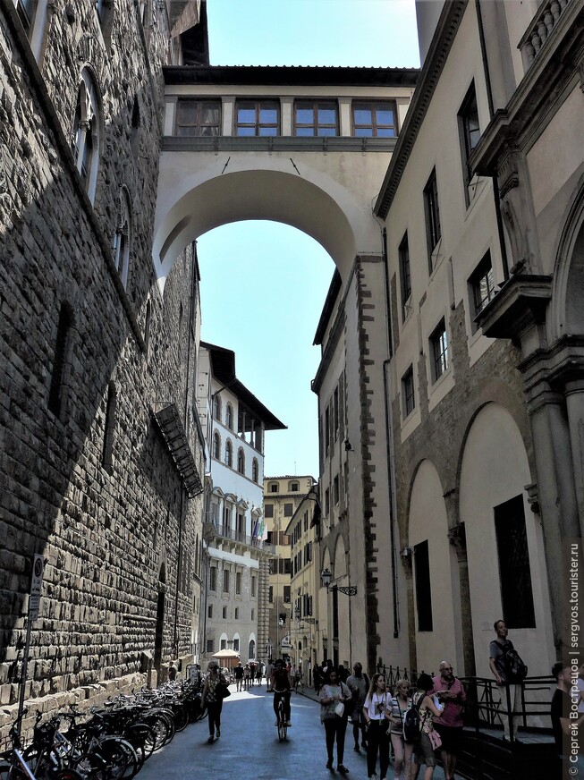 Арка над улицей Виа делла Ninna – часть «коридора Вазари», соединяющая здания галереи Уффици (справа) и Палаццо Веккьо (слева)