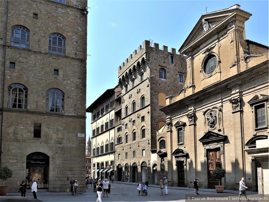 Начало улицы Торнабуони и церковь Santa Trinita. Флоренция, август 2018