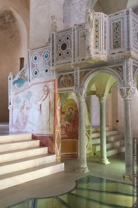 Средневековый собор 12 века Сан Джованни в Равелло в горах Амальфи (Италия)