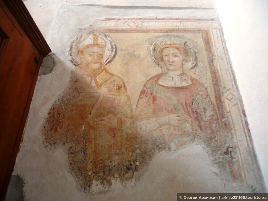 Средневековый собор 12 века Сан Джованни в Равелло в горах Амальфи (Италия)