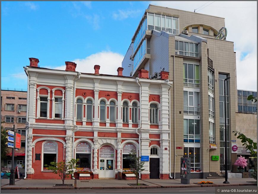 Нарядный каменный дом в стиле эклектики, построенный в 1908 году  для конторы красноярского нотариуса Н.А. Ставровского. Сейчас второй этаж здания занимает Красноярский НИИ животноводства.