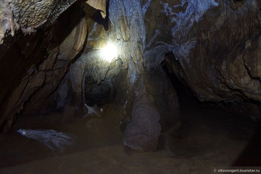 Карстовая пещера Тхам Хой (Tham Hoi) или Snail Cave, г. Вангвьенг (Vang Vieng) Лаос