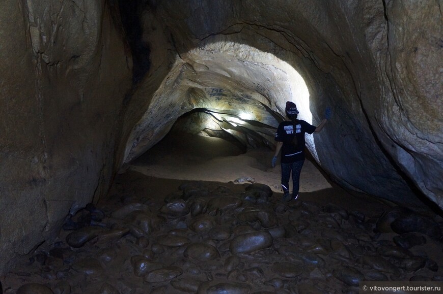 Карстовая пещера Тхам Хой (Tham Hoi) или Snail Cave, г. Вангвьенг (Vang Vieng) Лаос
