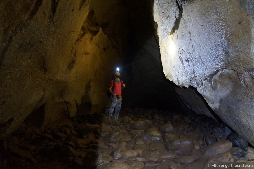 Карстовая пещера Тхам Хой (Tham Hoi) или Snail Cave, г. Вангвьенг (Vang Vieng) Лаос