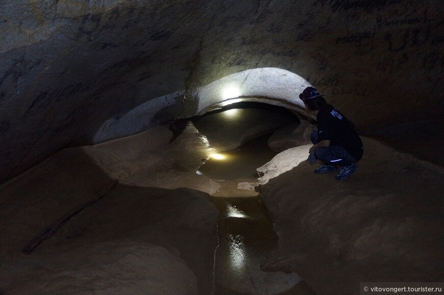 Карстовая пещера Тхам Хой (Tham Hoi) или Snail Cave, г. Вангвьенг (Vang Vieng) Лаос