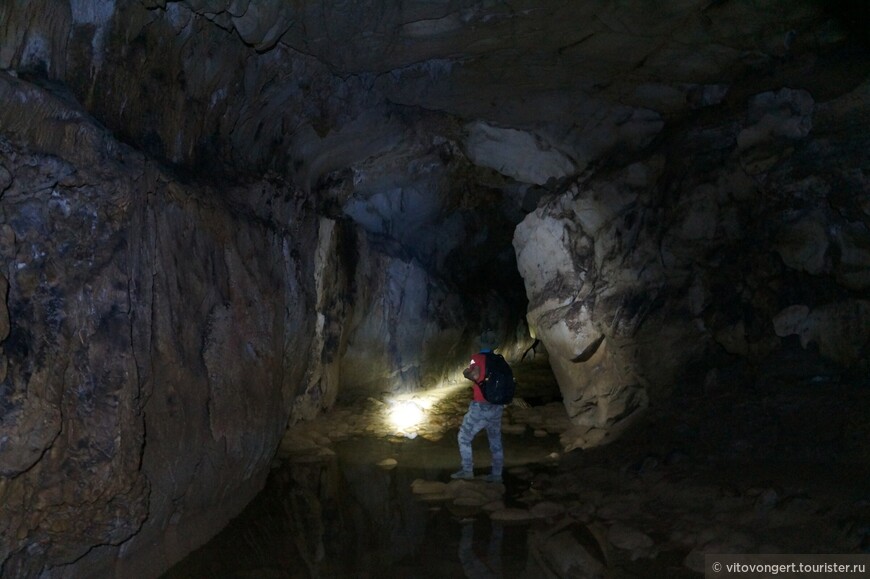 Карстовая пещера Тхам Хой (Tham Hoi) или Snail Cave, г. Вангвьенг (Vang Vieng) Лаос