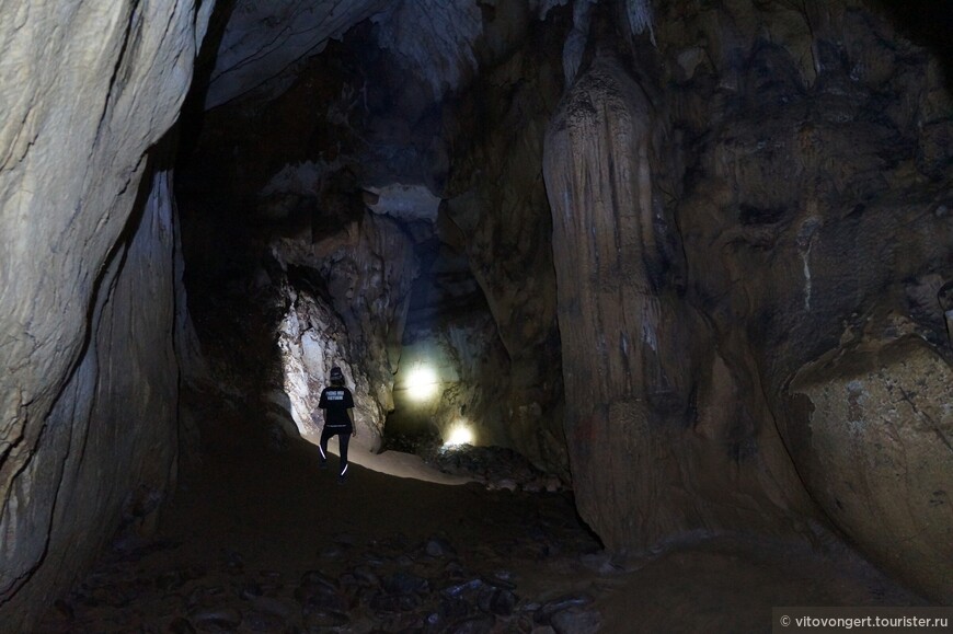 Карстовая пещера Тхам Хой (Tham Hoi) или Snail Cave, г. Вангвьенг (Vang Vieng) Лаос