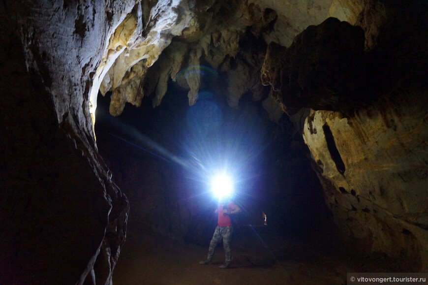 Карстовая пещера Тхам Хой (Tham Hoi) или Snail Cave, г. Вангвьенг (Vang Vieng) Лаос
