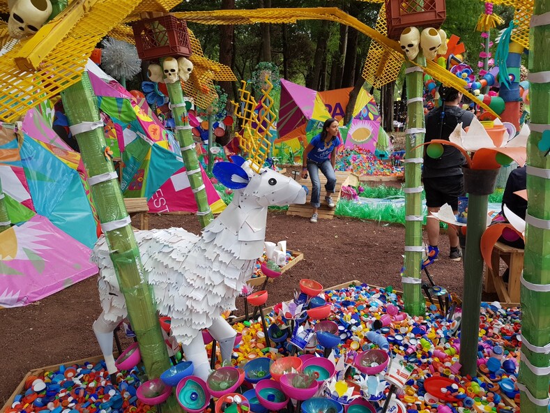 Отправьтесь в виртуальный тур по «Лесу будущего»: гигантская инсталляция, созданная из 3 тонн пластиковых отходов в Мехико