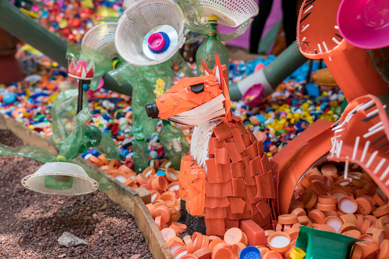 Отправьтесь в виртуальный тур по «Лесу будущего»: гигантская инсталляция, созданная из 3 тонн пластиковых отходов в Мехико