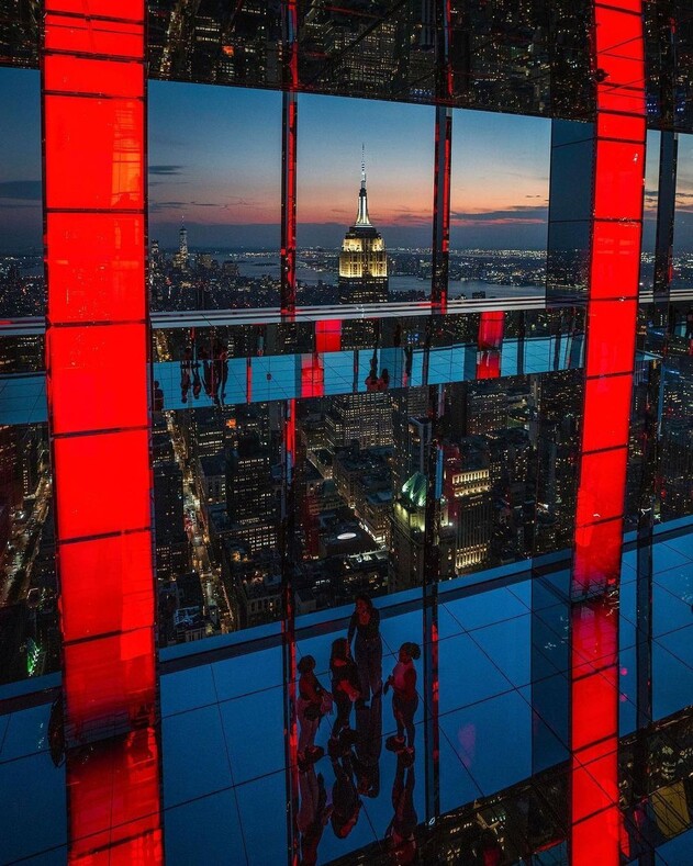 В Нью-Йорке открылась новая смотровая площадка с прозрачным полом и зеркалами: как выглядит захватывающий аттракцион для любителей пощекотать себе нервы