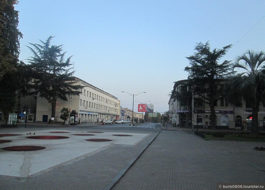 Пешеходная зона с памятником Гамсахурдия