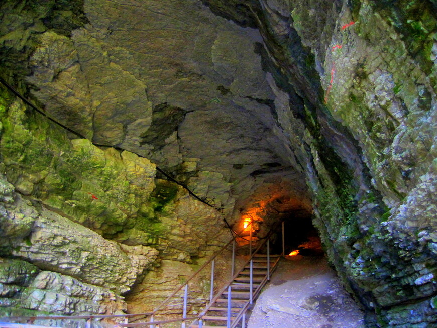 Вход в Ахштырскую пещеру