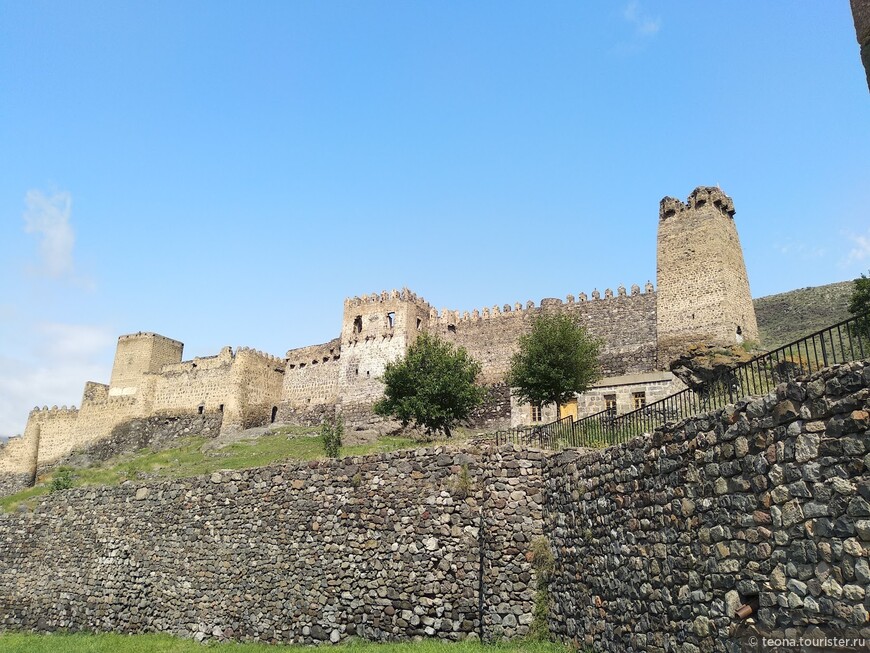 Наскальный город Вардзия, крепость Хертвиси и самое большое озеро Грузии — Паравани