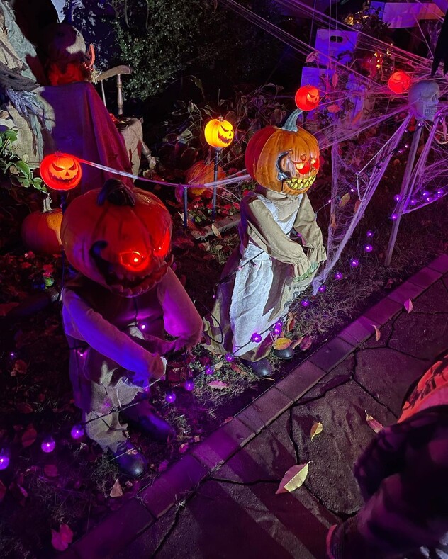 Хэллоуин наступает: как украсили дома жители США в преддверии жуткого праздника