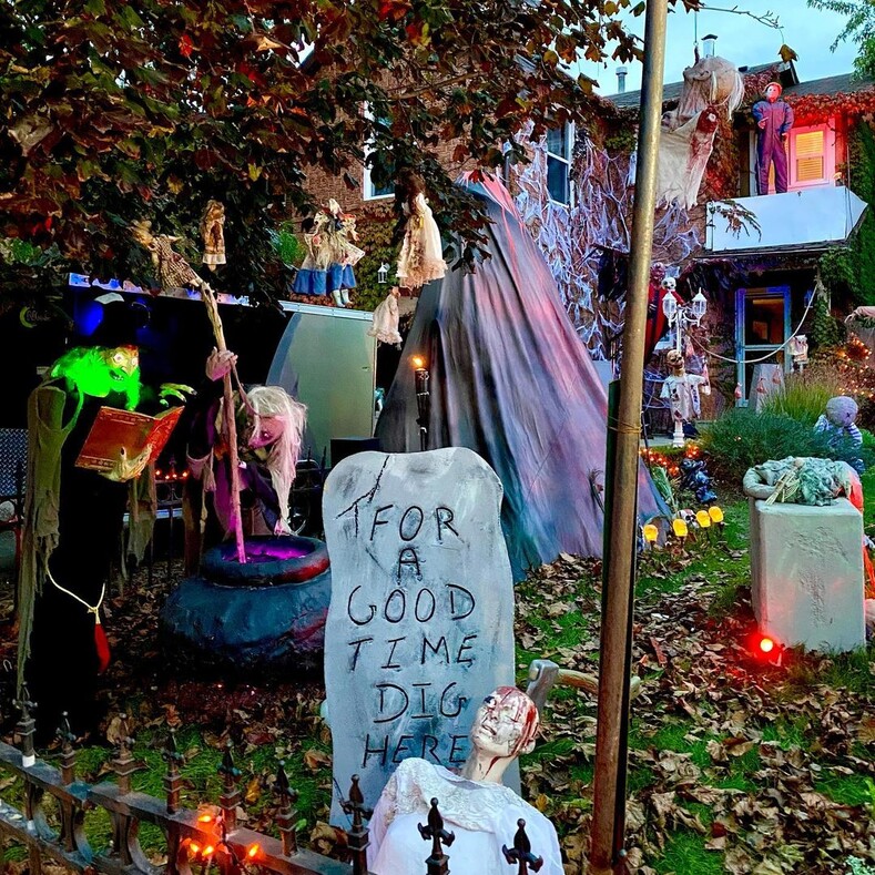 Хэллоуин наступает: как украсили дома жители США в преддверии жуткого праздника