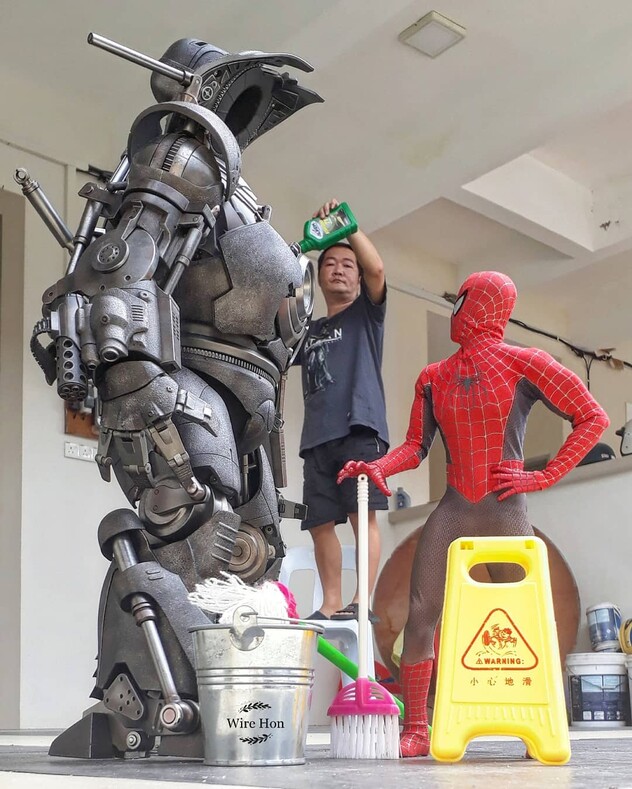 Фанат комиксов из Малайзии делает смешные фото, на которых непонятно игрушки это или люди в костюмах супергероев