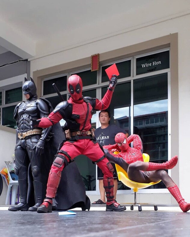 Фанат комиксов из Малайзии делает смешные фото, на которых непонятно игрушки это или люди в костюмах супергероев