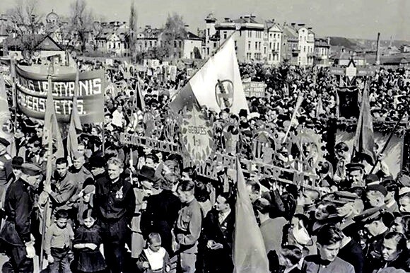 Фото из интернета.Демонстрация 1 мая 1945 года.