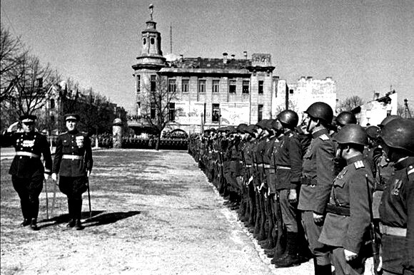 Фото из интернета.Генералы Советской Армии встречают солдат,выстроившихся на площади перед парадом 1 мая 1946 года.