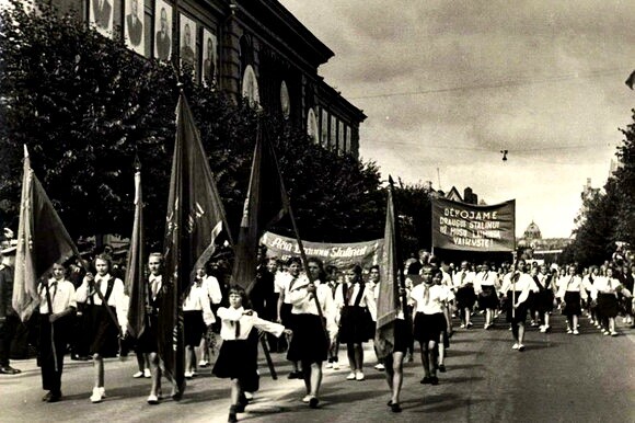 Фото из интернета.Колонна студентов 21 июля 1950 года гуляет по площади Лукишкес на демонстрации в Вильнюсе .