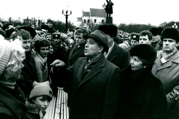 1990 год.11-13 января Глава СССР М ихаил Горбачев побывал с визитом в Вильнюсе.На фото он разговаривает с жителями Вильнюса после возложения цветов к памятнику Ленину.
